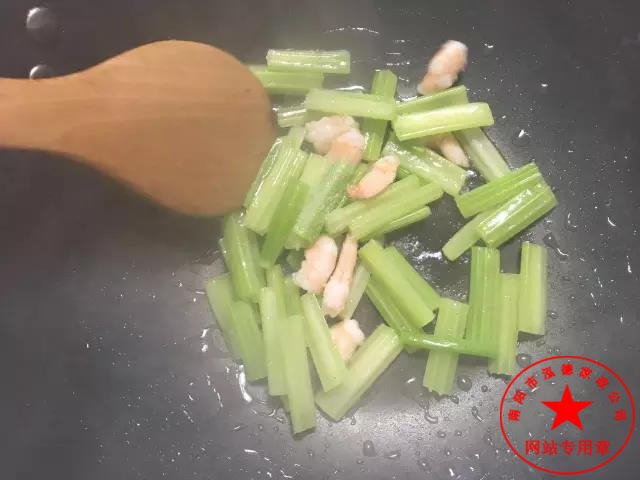 介紹幾個(gè)蝦做的催乳菜。坐月子應(yīng)該怎么吃？社旗月嫂培訓(xùn)哪家好？