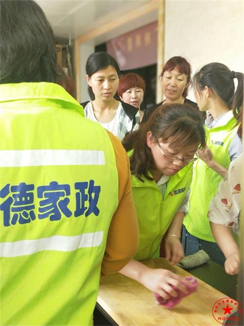 抱寶寶的正確姿勢。油田月嫂培訓哪家好？油田家政公司哪家專業？
