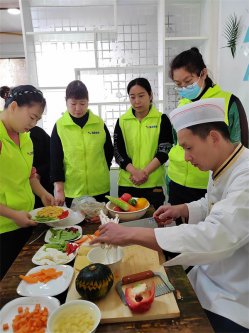 南陽月嫂泓德家政公司_高級月嫂學習切配